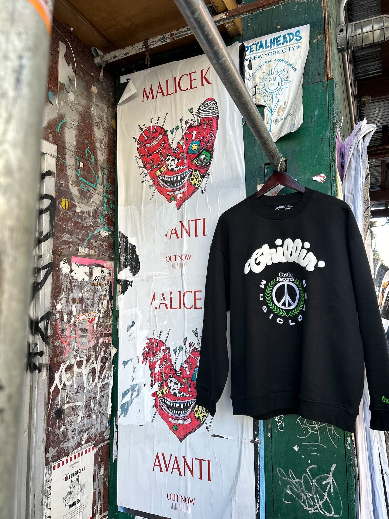 CHILLIN' × Castle Records -"MUSIC LOVER" CREWNECK - BLACK