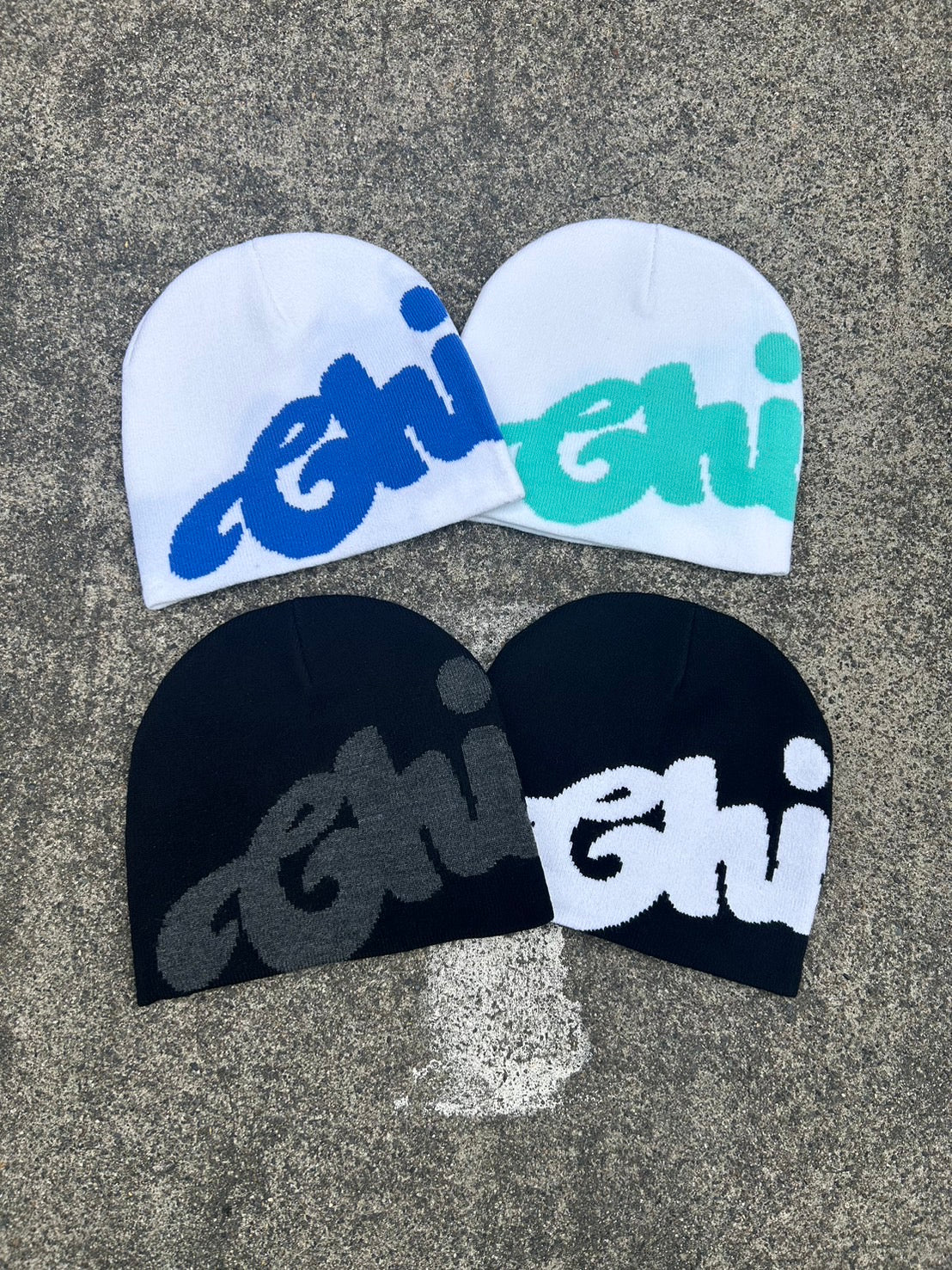 SHORT BEANIE - BLACK / WHITE
