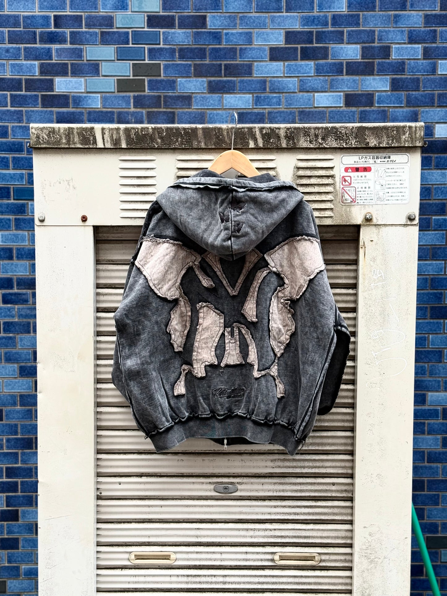 NY BUTTERFLY PIGMENT ZIP HOODIE - BLACK