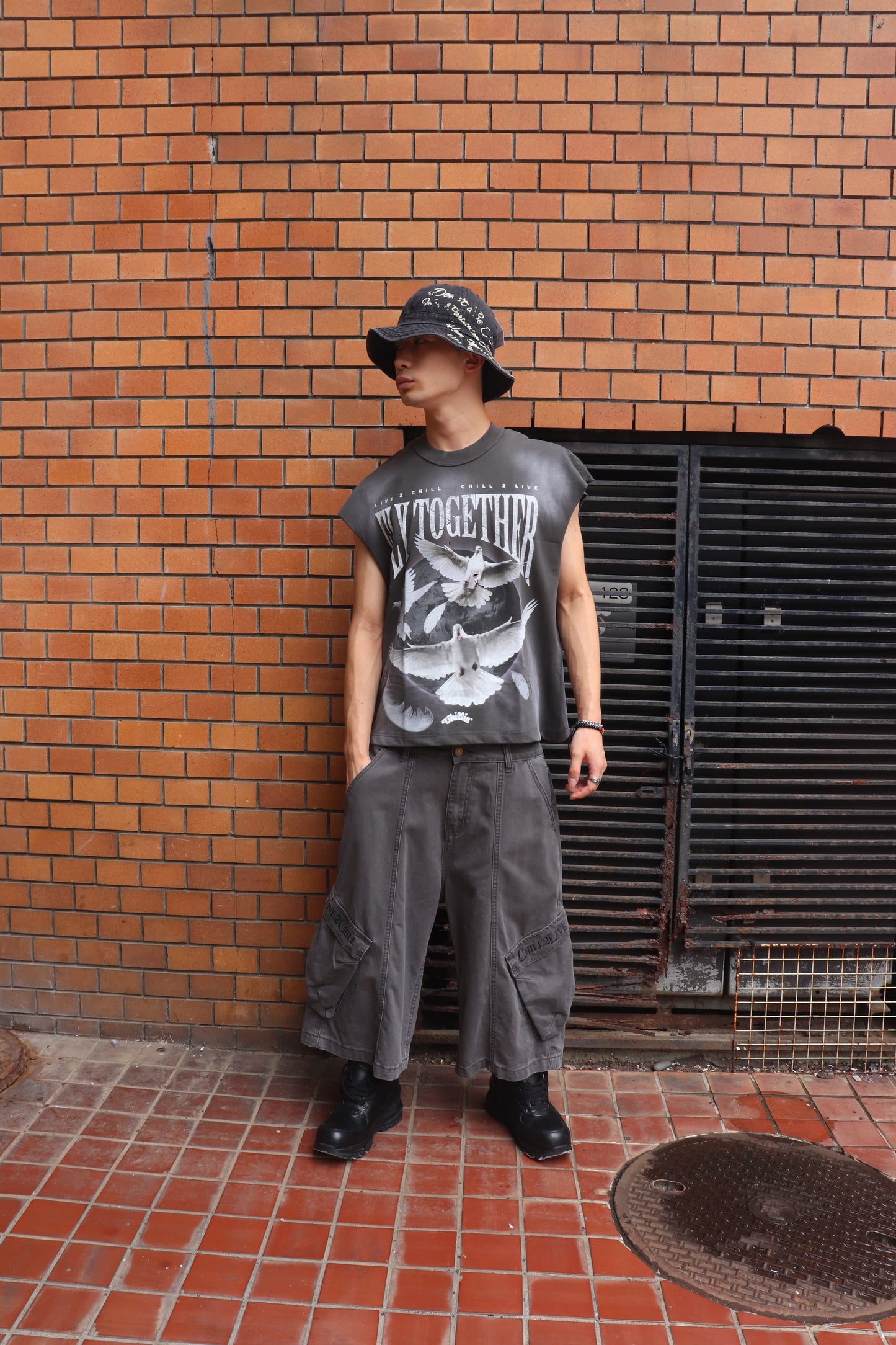 DOVE SLEEVELESS TEE - GREY