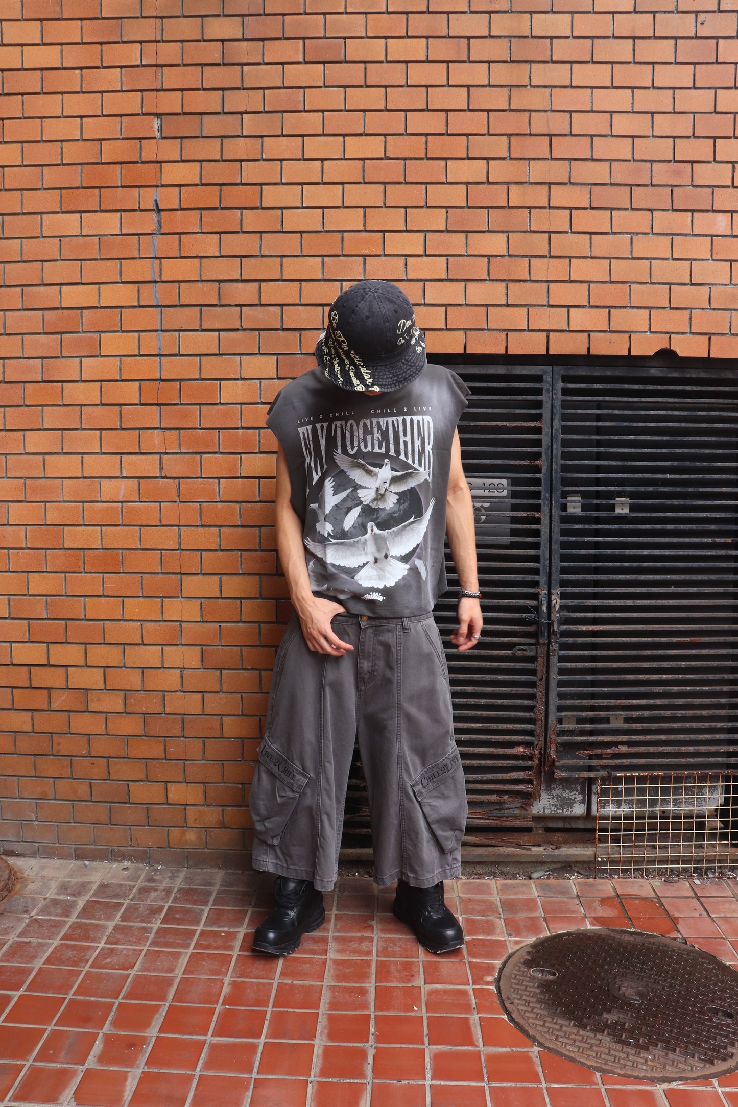 DOVE SLEEVELESS TEE - GREY